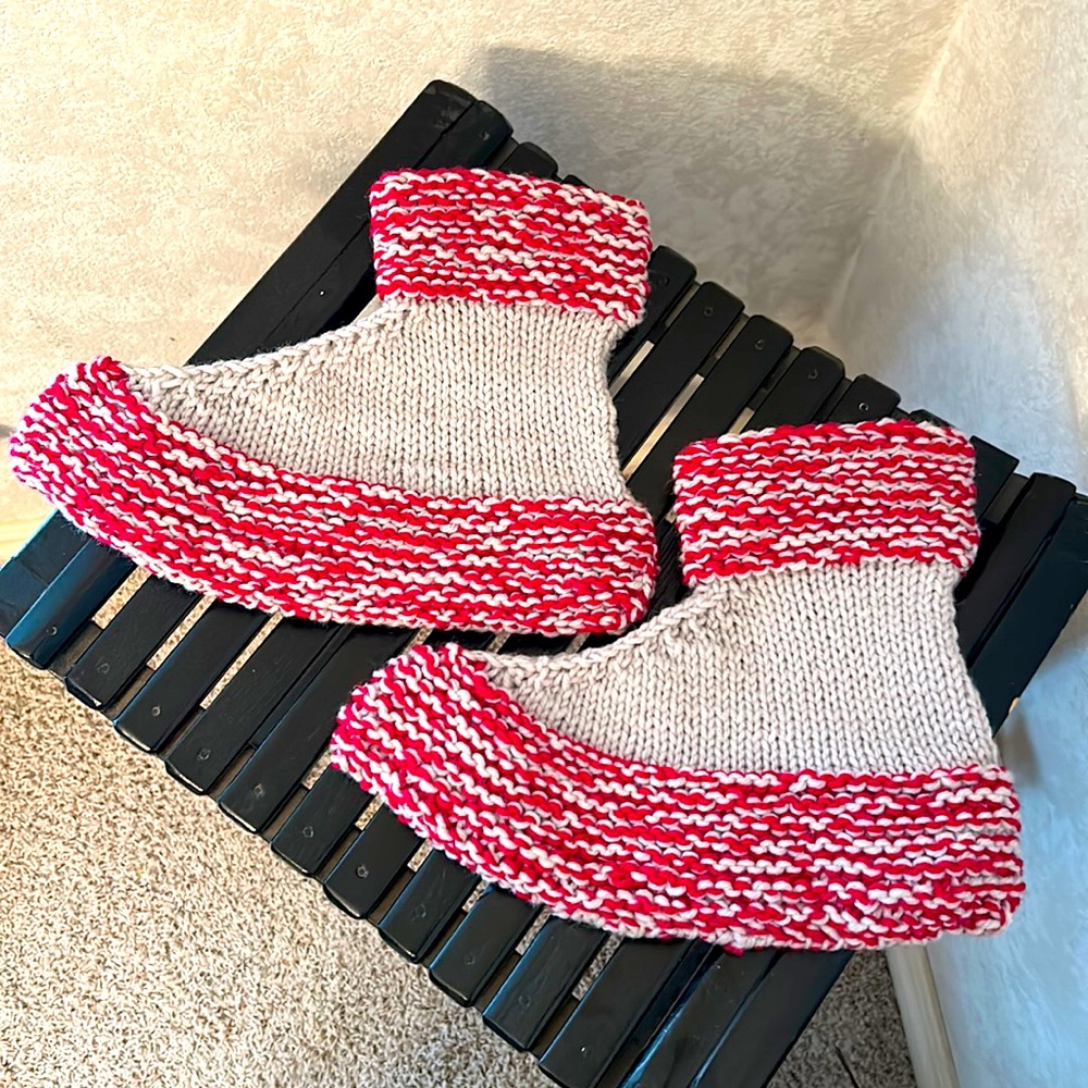 NWOT⭐️HAND KNITTED Cozy HOUSE-SHOES Grayish-Tan & Red❤️Size 8-9 Men/10-11 Women